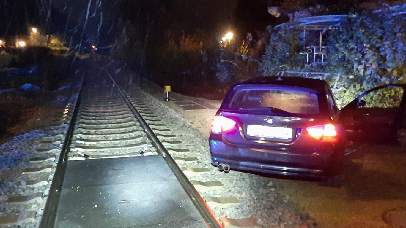 Das Auto steht gefährlich nahe an der Bahnstrecke: Verletzt wurde bei dem Vorfall niemand.