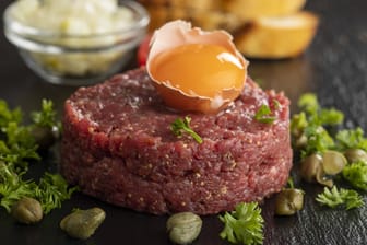 Angerichtet: Ein rohes Ei liegt auf einem Tartar aus Hack.