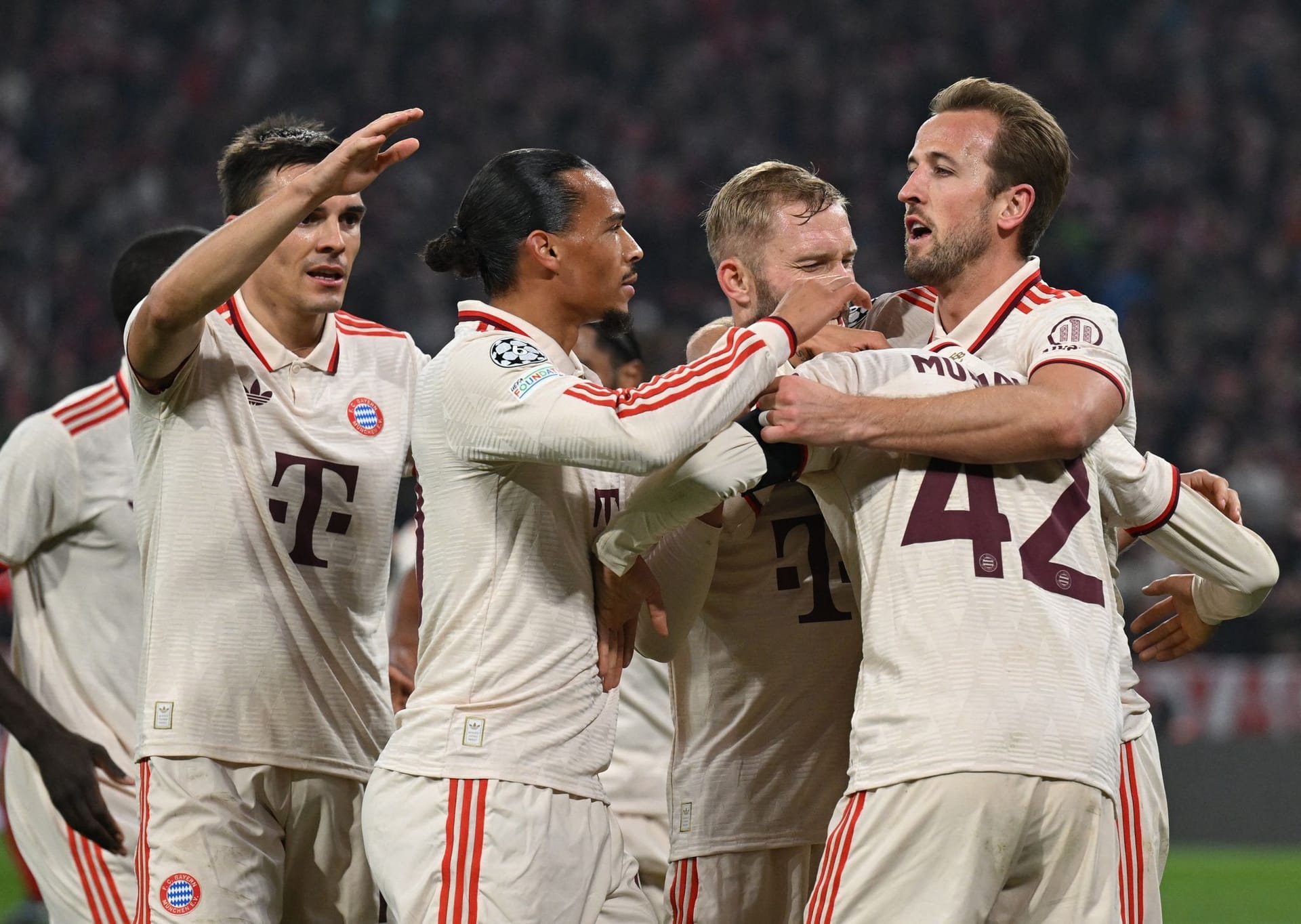 Der FC Bayern feiert in der Champions League gegen Benfica Lissabon einen mühevollen 1:0-Sieg. Drei Bayern-Stars verdienen sich Note zwei. Ein anderer zeigt seine schlechteste Saisonleistung und enttäuscht komplett. Die Einzelkritik.