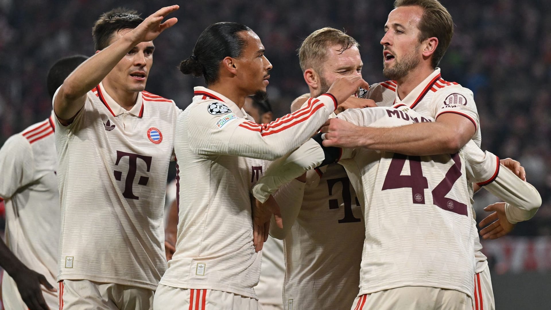 Der FC Bayern feiert in der Champions League gegen Benfica Lissabon einen mühevollen 1:0-Sieg. Drei Bayern-Stars verdienen sich Note zwei. Ein anderer zeigt seine schlechteste Saisonleistung und enttäuscht komplett. Die Einzelkritik.