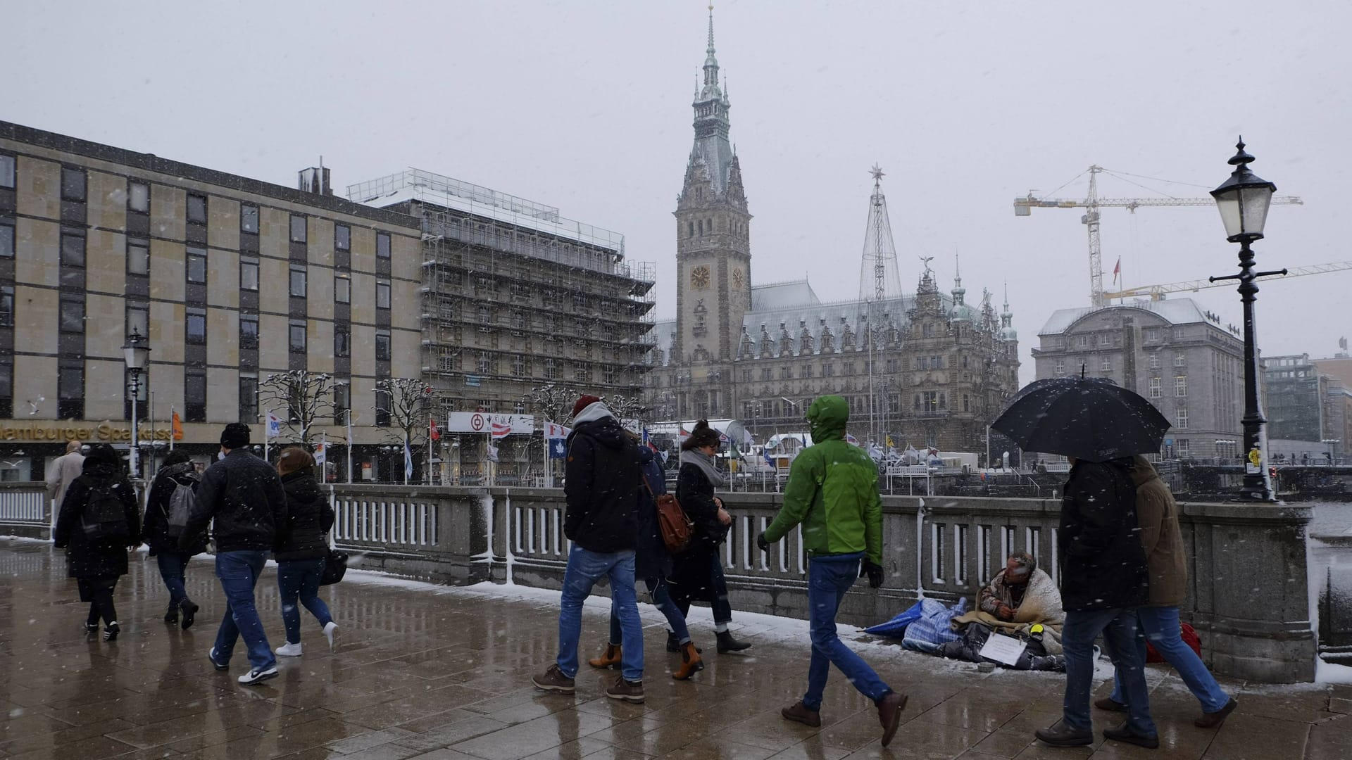 Passanten bei Schnee und Regen am Jungfernstieg (Symbolbild): Am Donnerstag wird es in Hamburg winterlich wechselhaft.