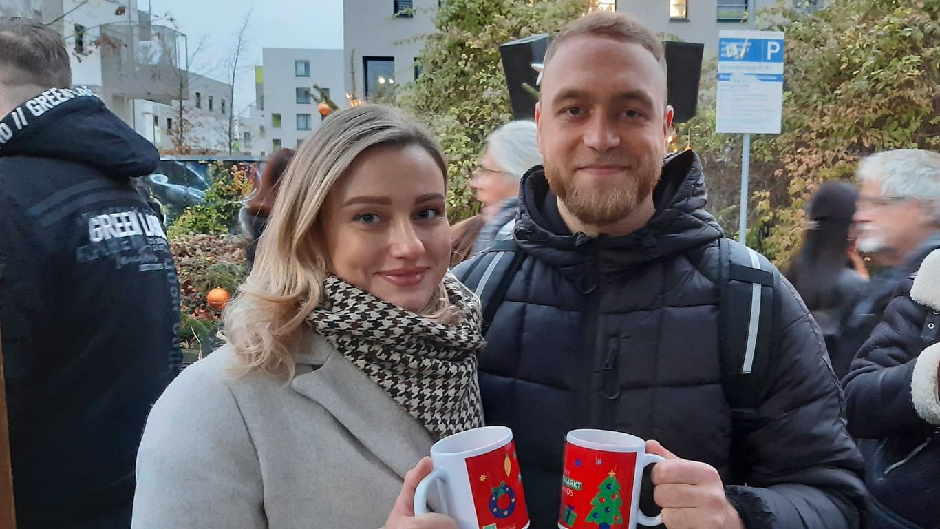 Kristina Yahotina (l.) und Vladislav Omelchenko mit Glühwein: Eine halbe Stunde mussten sie für ihre Crêpes anstehen.