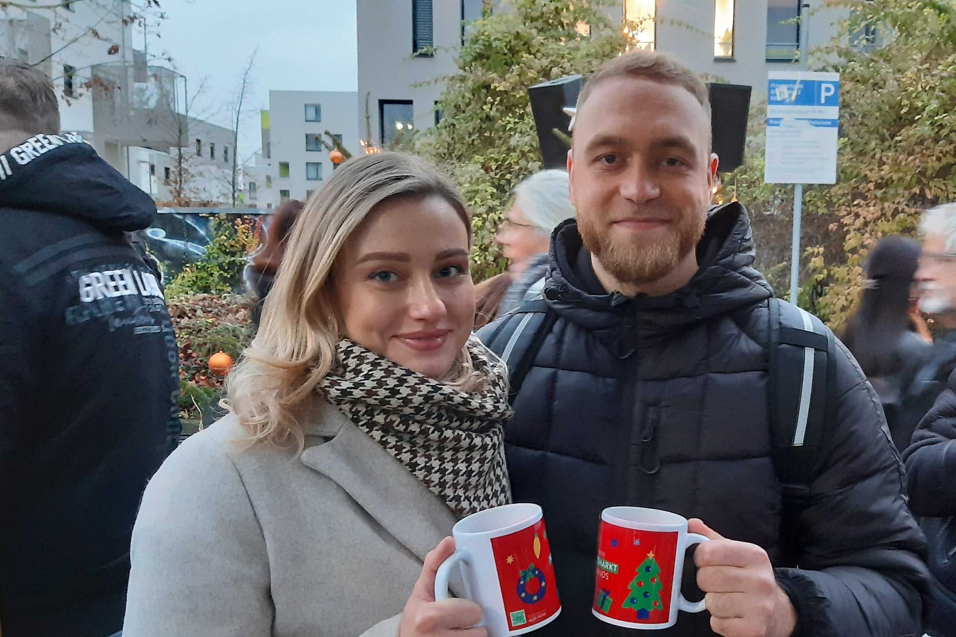 Kristina Yahotina (l.) und Vladislav Omelchenko mit Glühwein: Eine halbe Stunde mussten sie für ihre Crêpes anstehen.