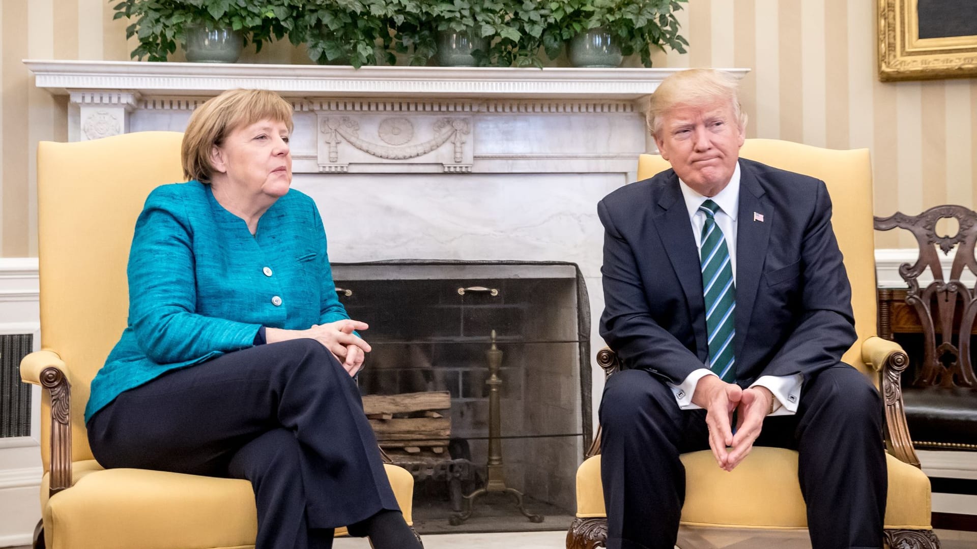 Bundeskanzlerin Merkel sitzt neben US-Präsident Donald Trump.