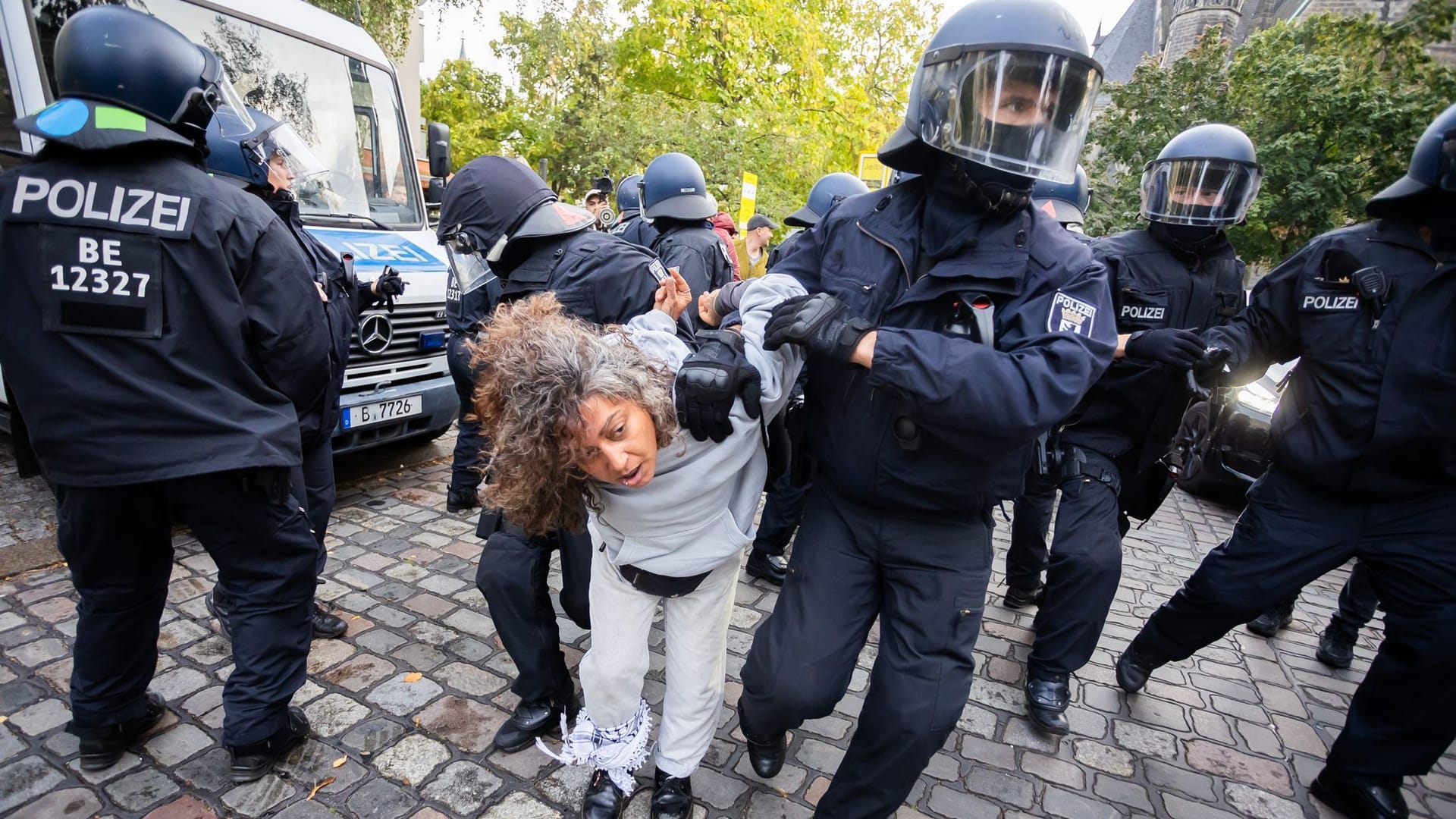 Polizisten führen eine Person ab (Symbolbild): Die Beamten greifen auf Pro-Palästina-Demos teilweise hart durch.