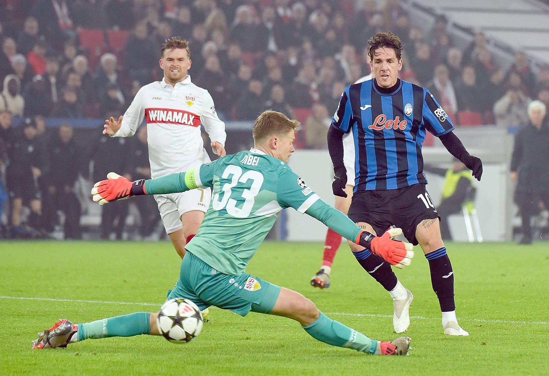 Nicolò Zaniolo (r.) trifft zum 2:0 für Bergamo.