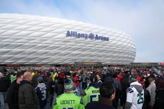 Football-Fans pilgern zur Allianz Arena (Symbolbild): Die NFL ist zum zweiten Mal nach 2022 in München zu Gast.