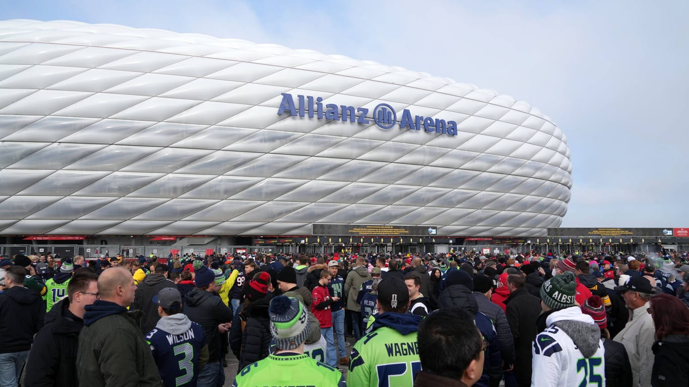 Football-Fans pilgern zur Allianz Arena (Symbolbild): Die NFL ist zum zweiten Mal nach 2022 in München zu Gast.