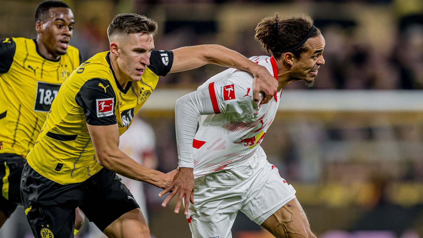 Nationalspieler Nico Schlotterbeck (vorne links) im Duell mit Yussuf Poulsen: Die Klubs beider Spieler sind in der Champions League dabei.