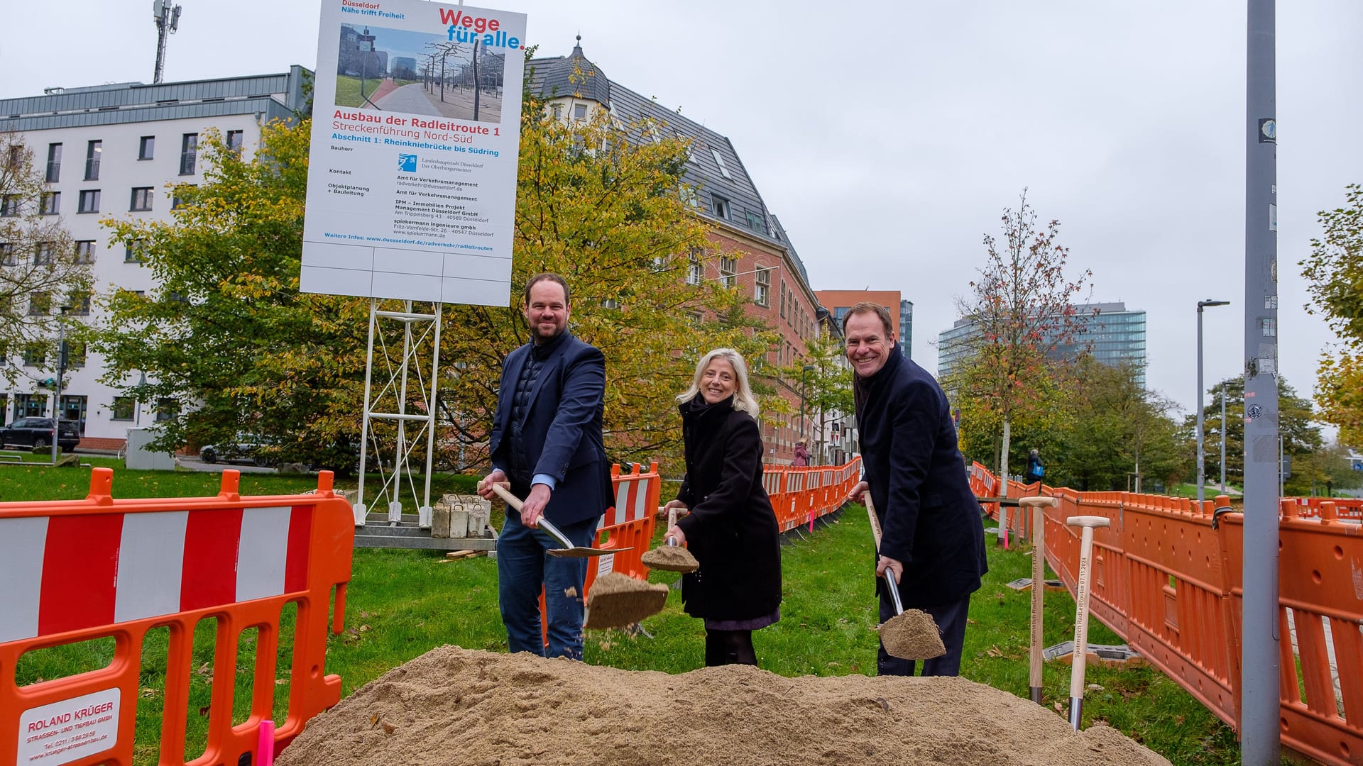 Symbolischer Spatenstich zum Baustart der Nord-Süd-Radleitroute (v.l.): Michael Köhler (IPM), Katharina Metzker (Amt für Verkehrsmanagement) und OB Stephan Keller.