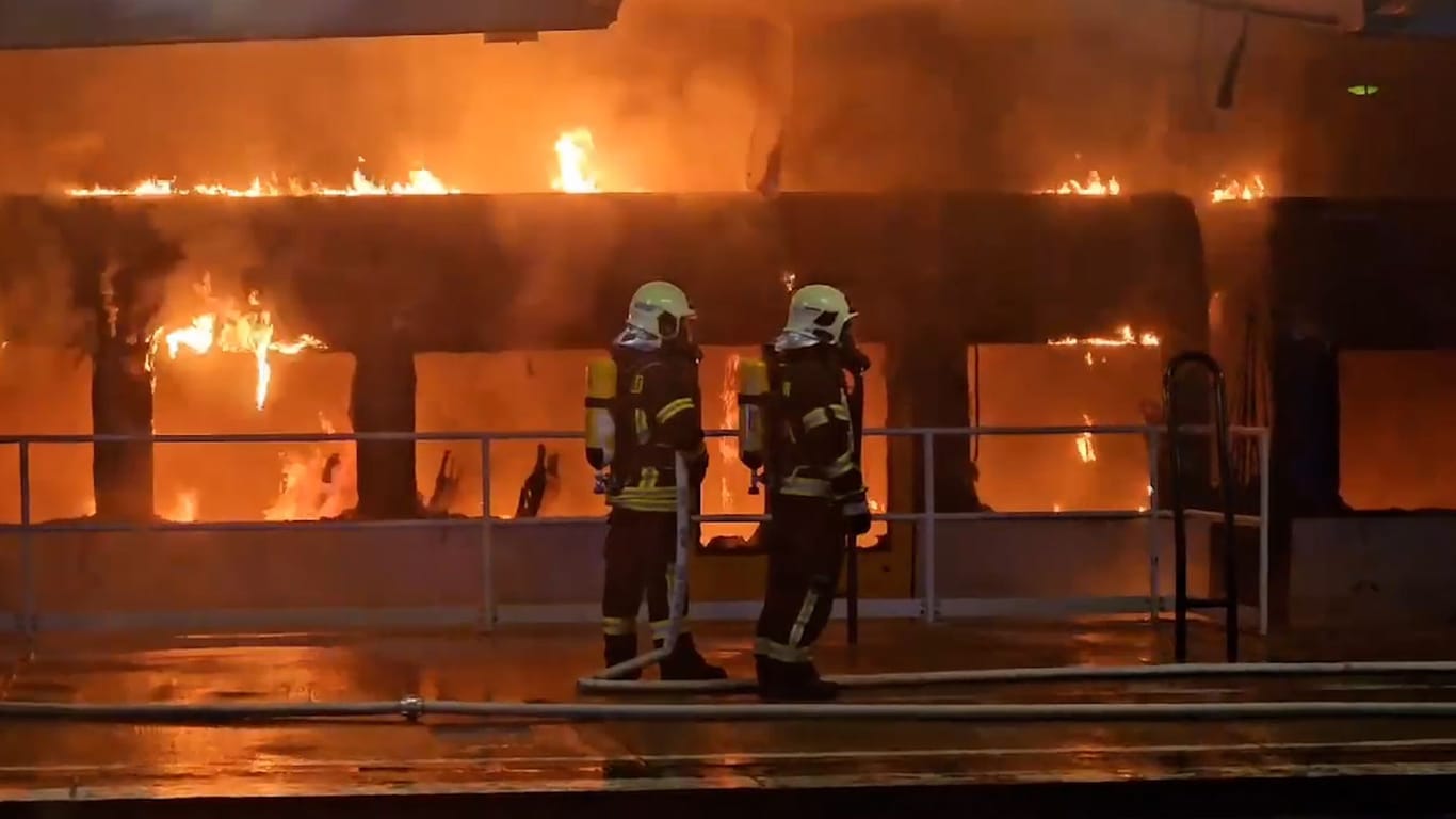 Zug brennt im S-Bahnhof Ahrensfelde