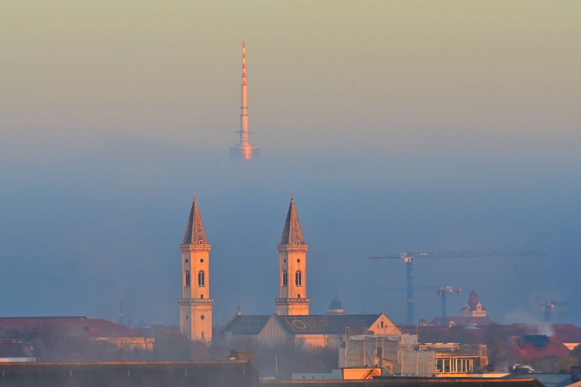 München im Nebel (Archivbild): Der Donnerstag verspricht kaum Sonnenschein.