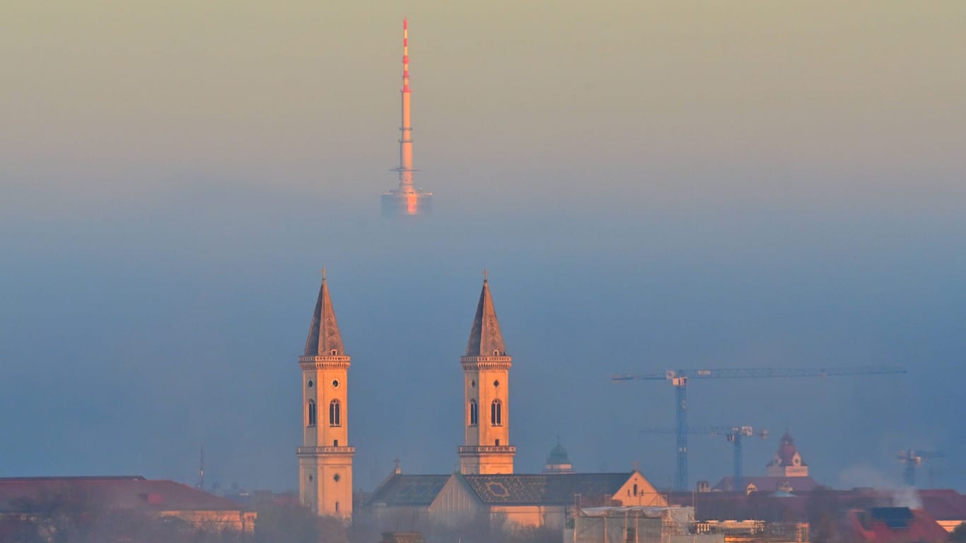 München im Nebel (Archivbild): Der Donnerstag verspricht kaum Sonnenschein.