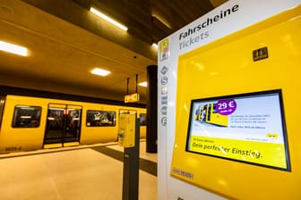 Eine Ticketautomat der BVG mit Werbung fuer den Abo mit dem 29 Euro Ticket in Berlin am 1. Oktober 2022. Erster Tag des 29 Euro Ticket fuer den oeffentlichen Verkehr in Berlin - Features