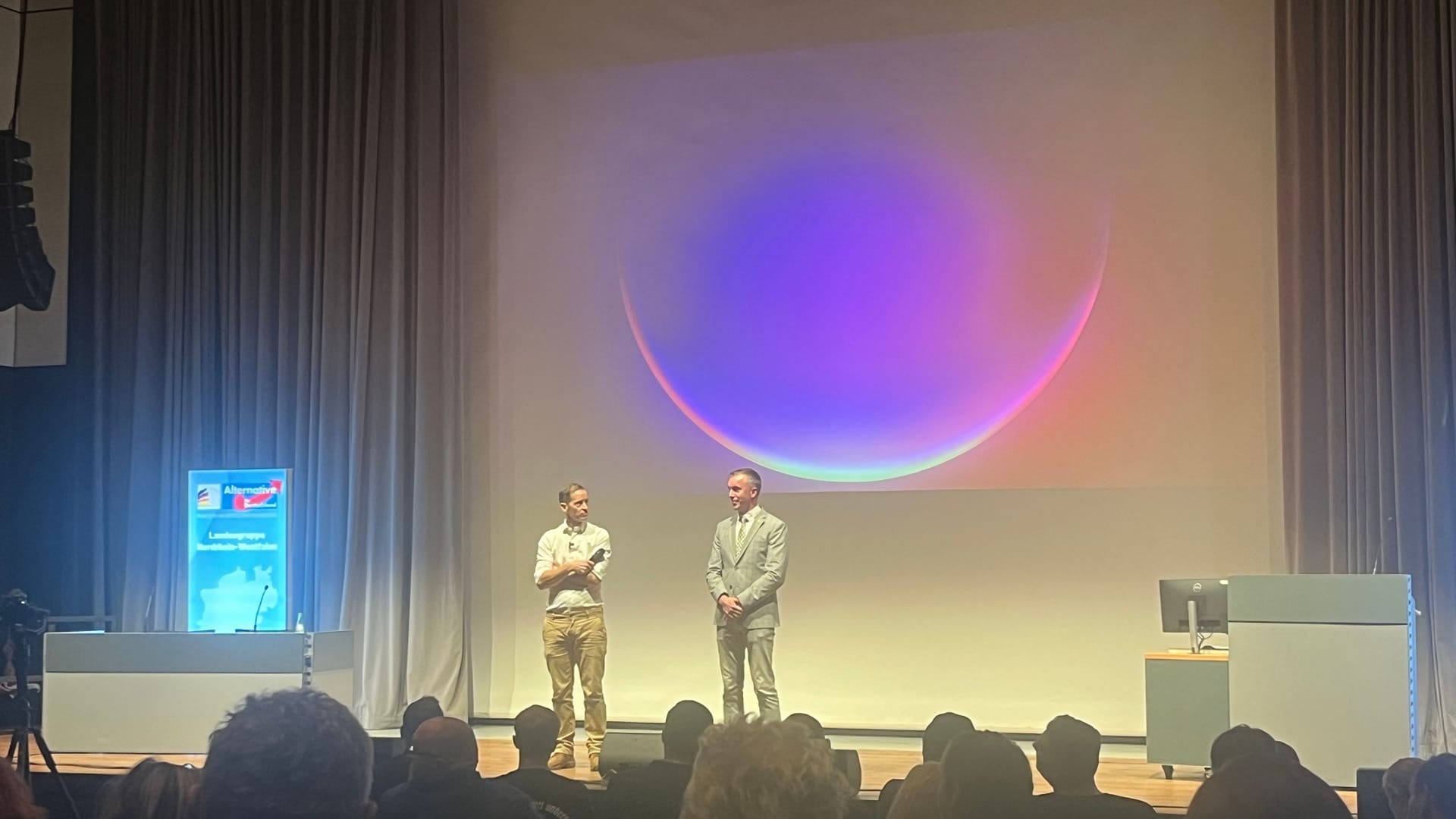 Roger Beckamp (l.) und sein Parteikollege Eugen Schmidt auf der Bühne im Eurogress.