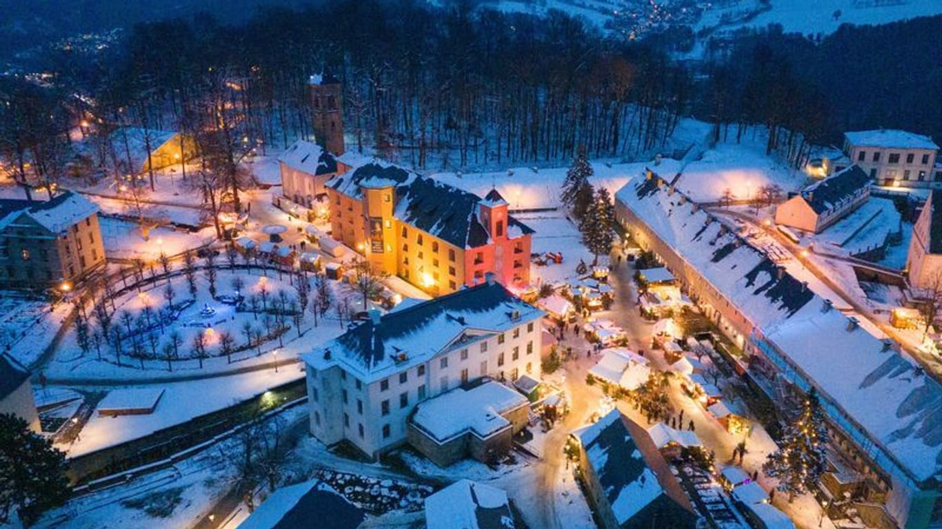 Der Weihnachtsmarkt auf der Festung Königstein lockt viele Besucher an.