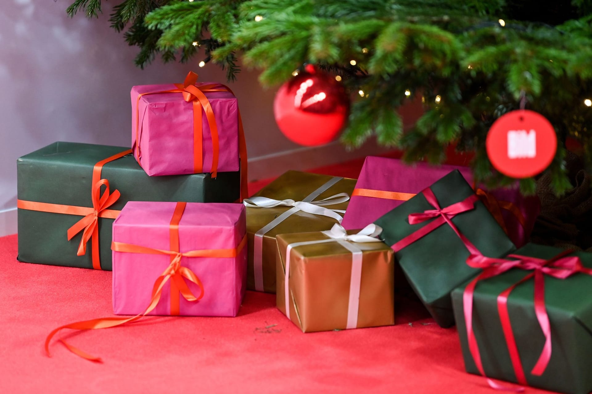 Eingepackte Geschenke liegen unter einem Weihnachtsbaum Eingepackte Geschenke liegen unter einem Weihnachtsbaum