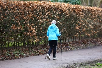 Eine Seniorin geht spazieren (Symbolbild): In Hamburg-Eißendorf wurde eine 63-Jährige sexuell belästigt.