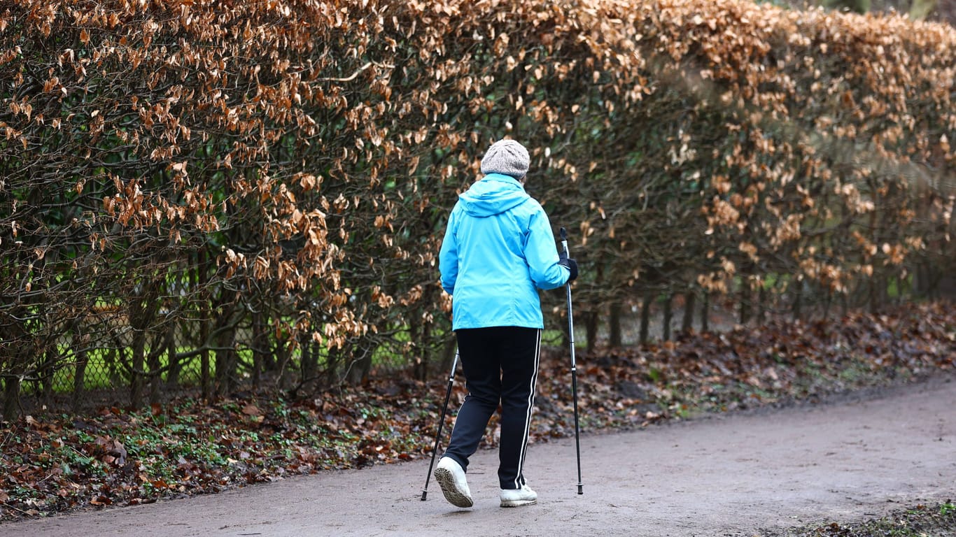 Eine Seniorin geht spazieren (Symbolbild): In Hamburg-Eißendorf wurde eine 63-Jährige sexuell belästigt.