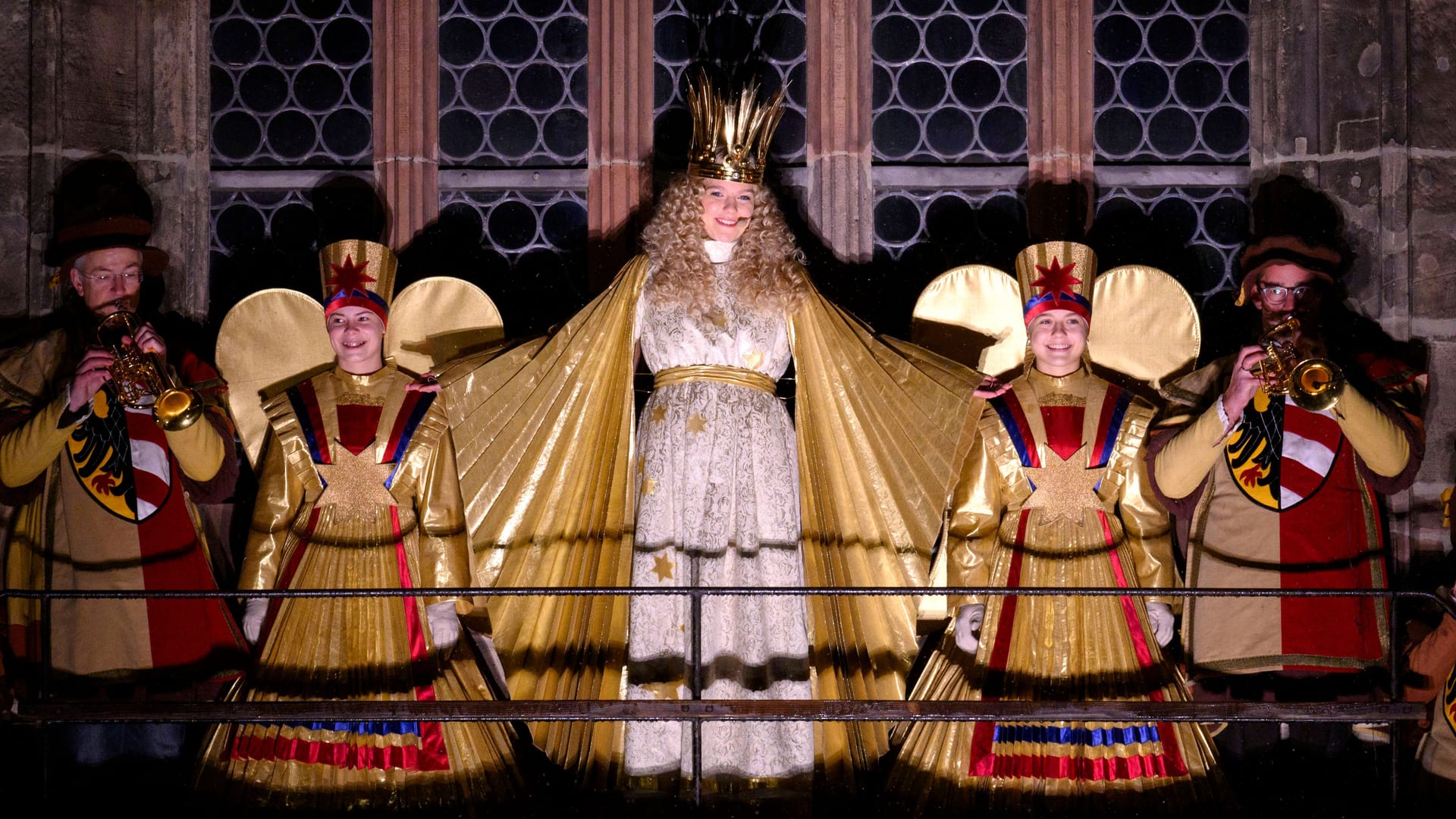 Läutet mit dem traditionellen Prolog von der Empore der Frauenkirche ein (Archivbild): das Nürnberger Christkind Nelli Lunkenheimer.