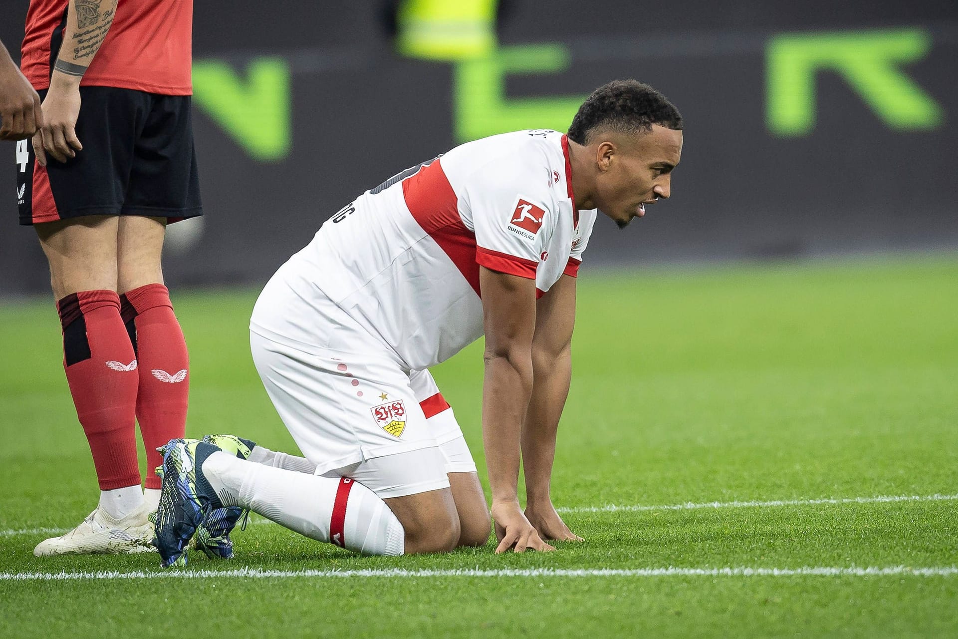 Schreckmoment: Stuttgarts Jamie Leweling im Spiel gegen Bayer Leverkusen am Boden.