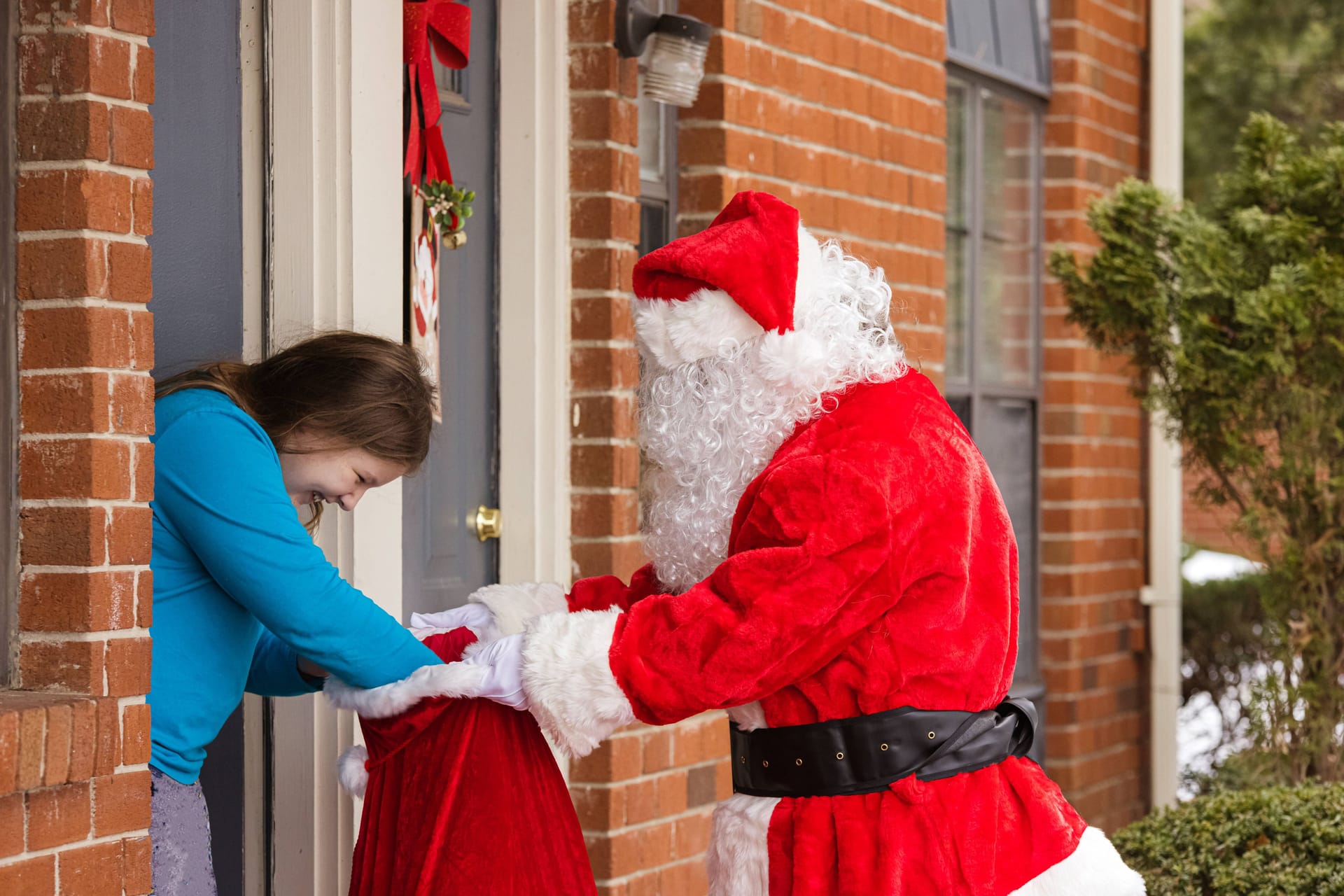 Ein Weihnachtsmann überreicht Geschenke: Die Arbeitsgentur sucht wieder Weihnachtsmänner.