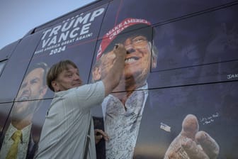 Ein Amischer aus Pennsylvania – er unterschreibt einen Trump-Bus als Unterstützung für den Republikaner.