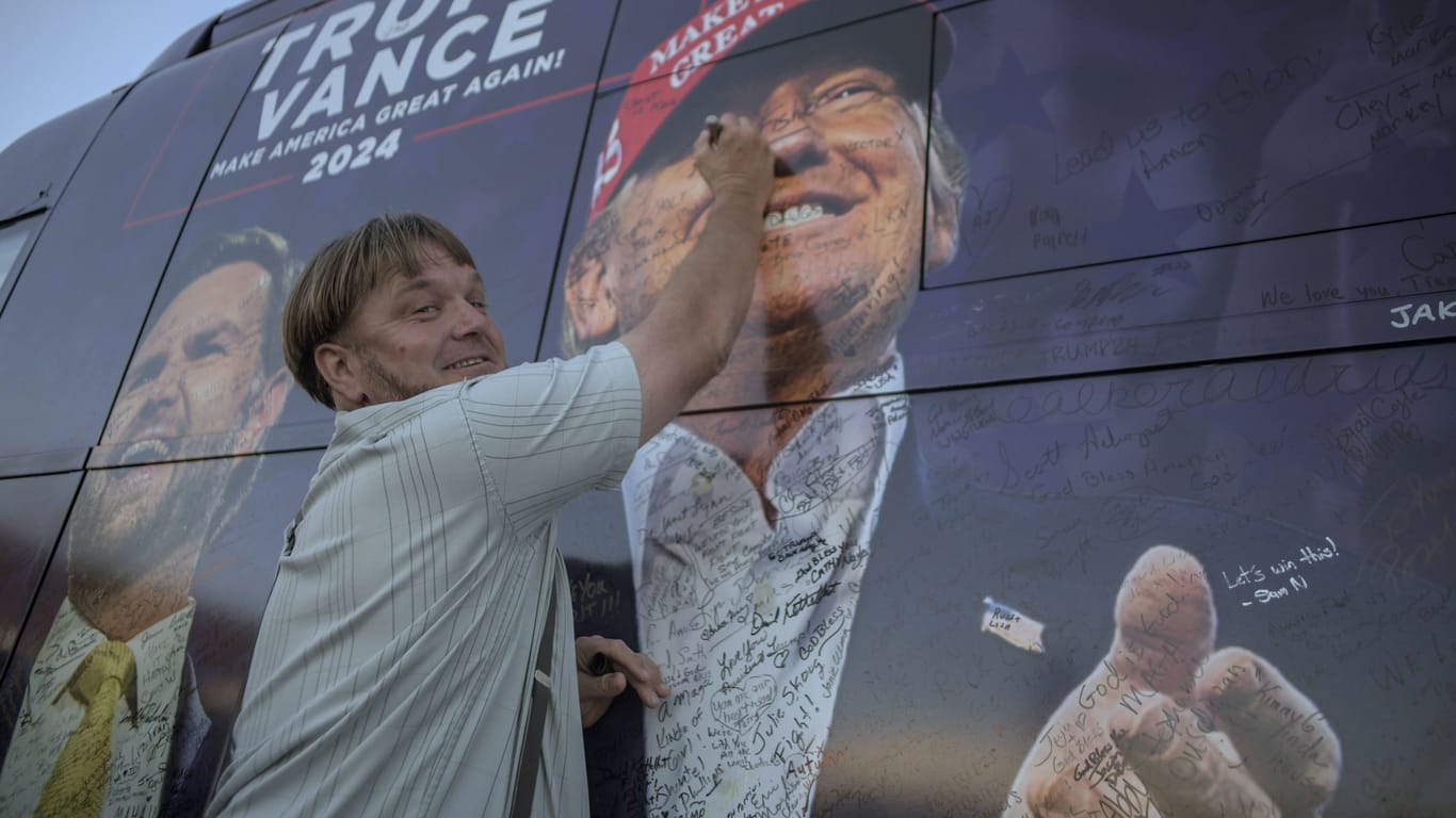 Ein Amischer aus Pennsylvania – er unterschreibt einen Trump-Bus als Unterstützung für den Republikaner.