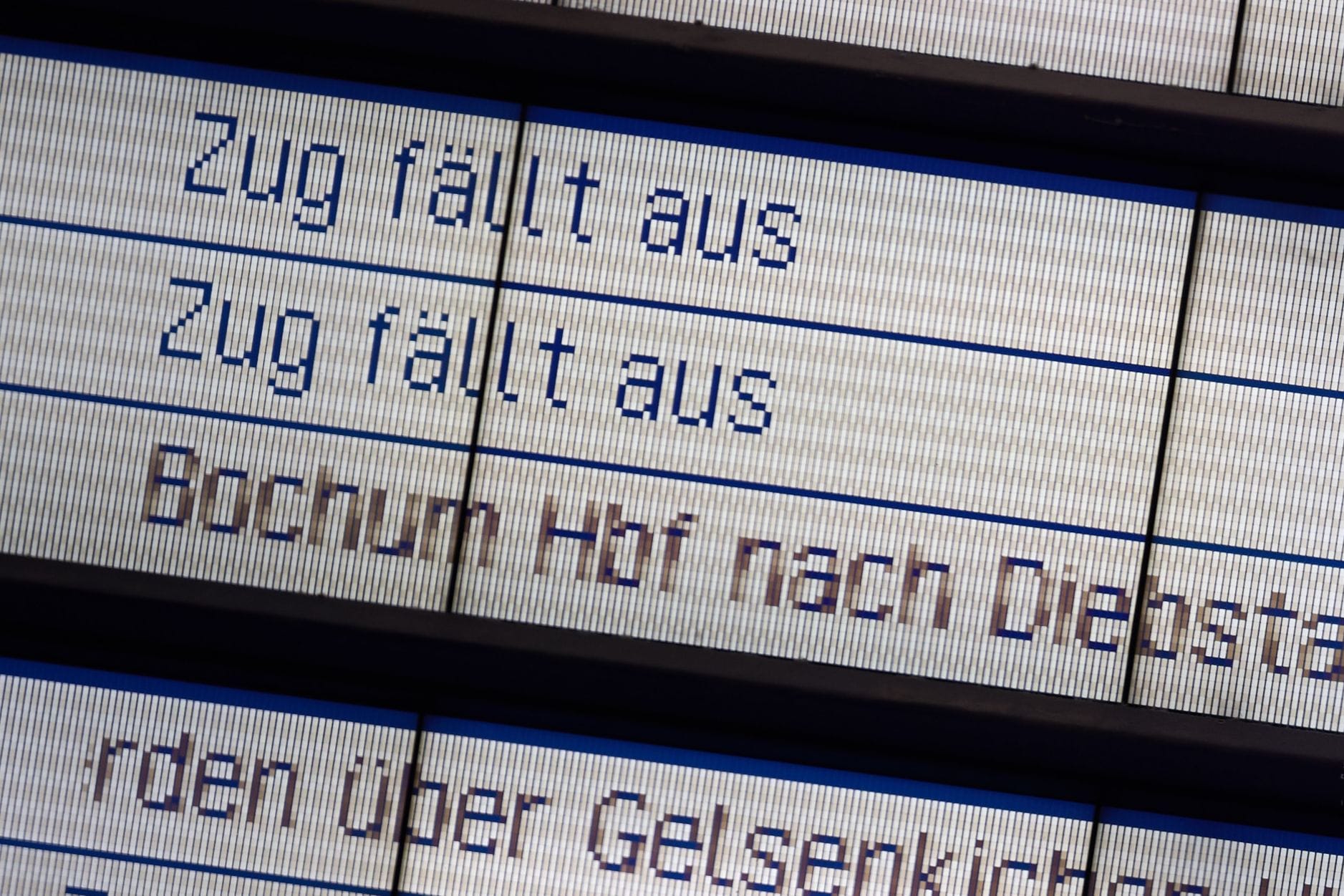 Auf der Anzeigetafel im Hauptbahnhof werden Zugausfälle und Zugumleitungen angezeigt (Archivbild): Am Donnerstag ist der Zugverkehr erneut gestört.