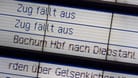 Auf der Anzeigetafel im Hauptbahnhof werden Zugausfälle und Zugumleitungen angezeigt (Archivbild): Am Donnerstag ist der Zugverkehr erneut gestört.