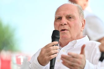 Bayern-Ehrenpräsident Uli Hoeneß (Archivbild): Der 72-Jährige hält nichts von modernen Kommunikationsmitteln.