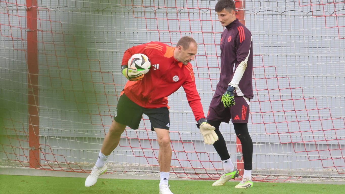 Jaroslav Drobný (l.) mit Hannes Heilmair: Inzwischen trainiert der frühere tschechische Nationalspieler die Nachwuchs-Keeper des FC Bayern.