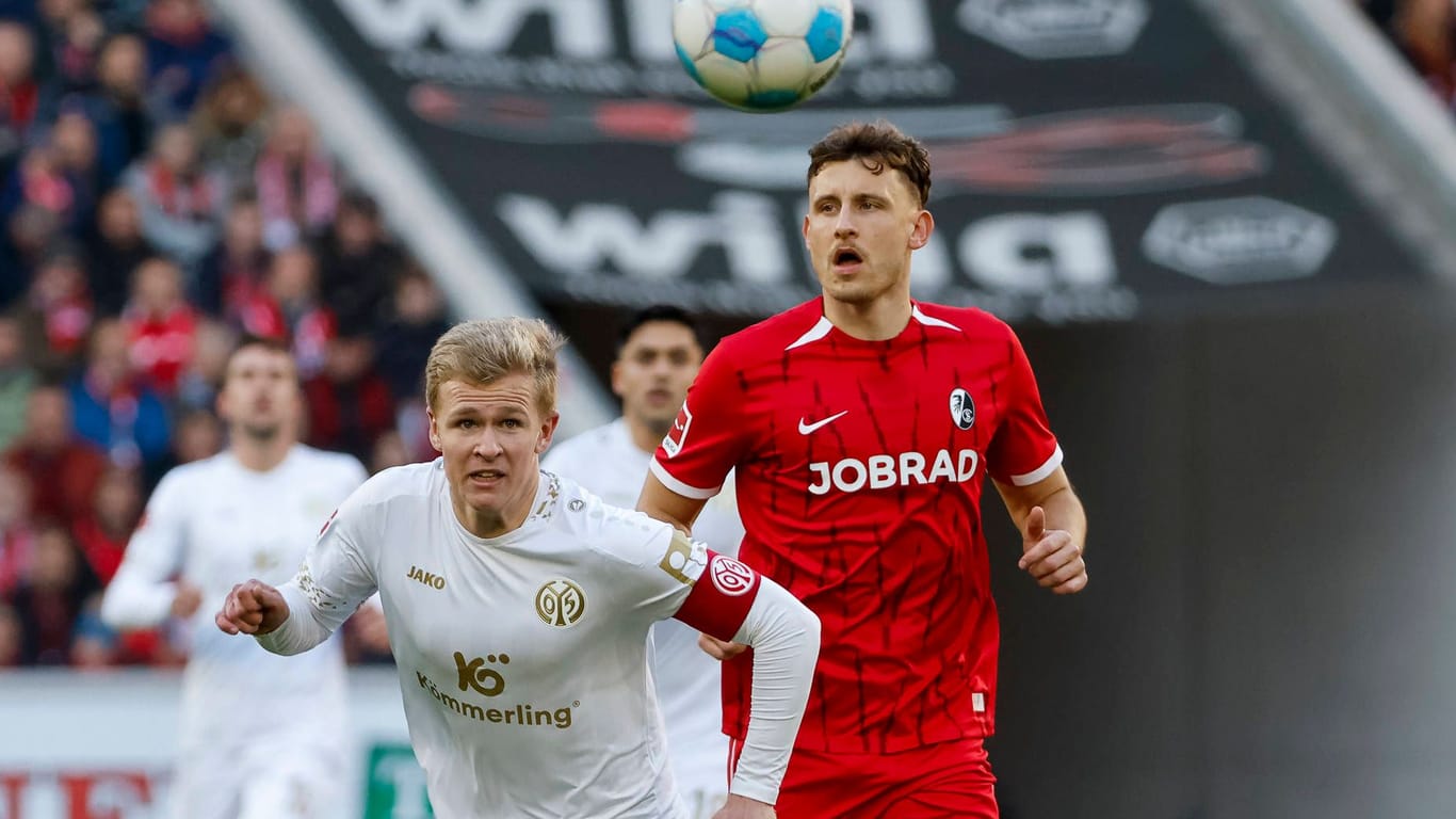 Der Mainzer Jonathan Burkardt (l.) im Duell mit Maximilian Eggestein vom SC Freiburg.