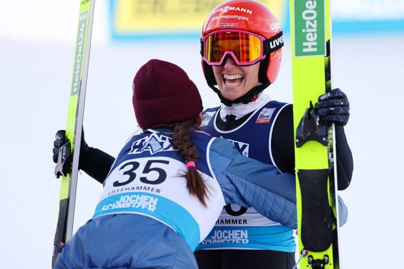 Katharina Schmid jubelt: Die deutsche Skispringerin gewann in Lillehammer.