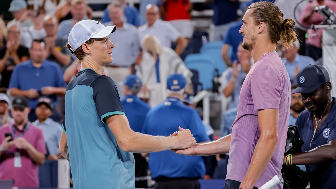 Alexander Zverev und Jannik Sinner (l)