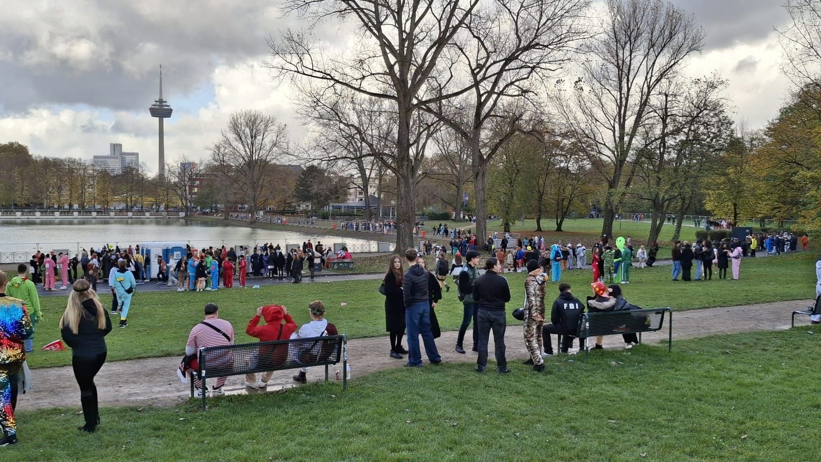 Die Wiese rund um den Aachener Weiher ist in diesem Jahr verhältnismßig leer.