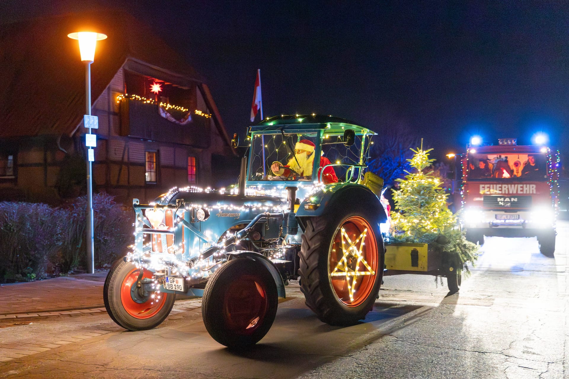 Lichterfahrt in Niedersachsen (Symbolbild): Traktoren fahren weihnachtlich geschmückt durch die Straßen – hier im Landkreis Gifhorn.