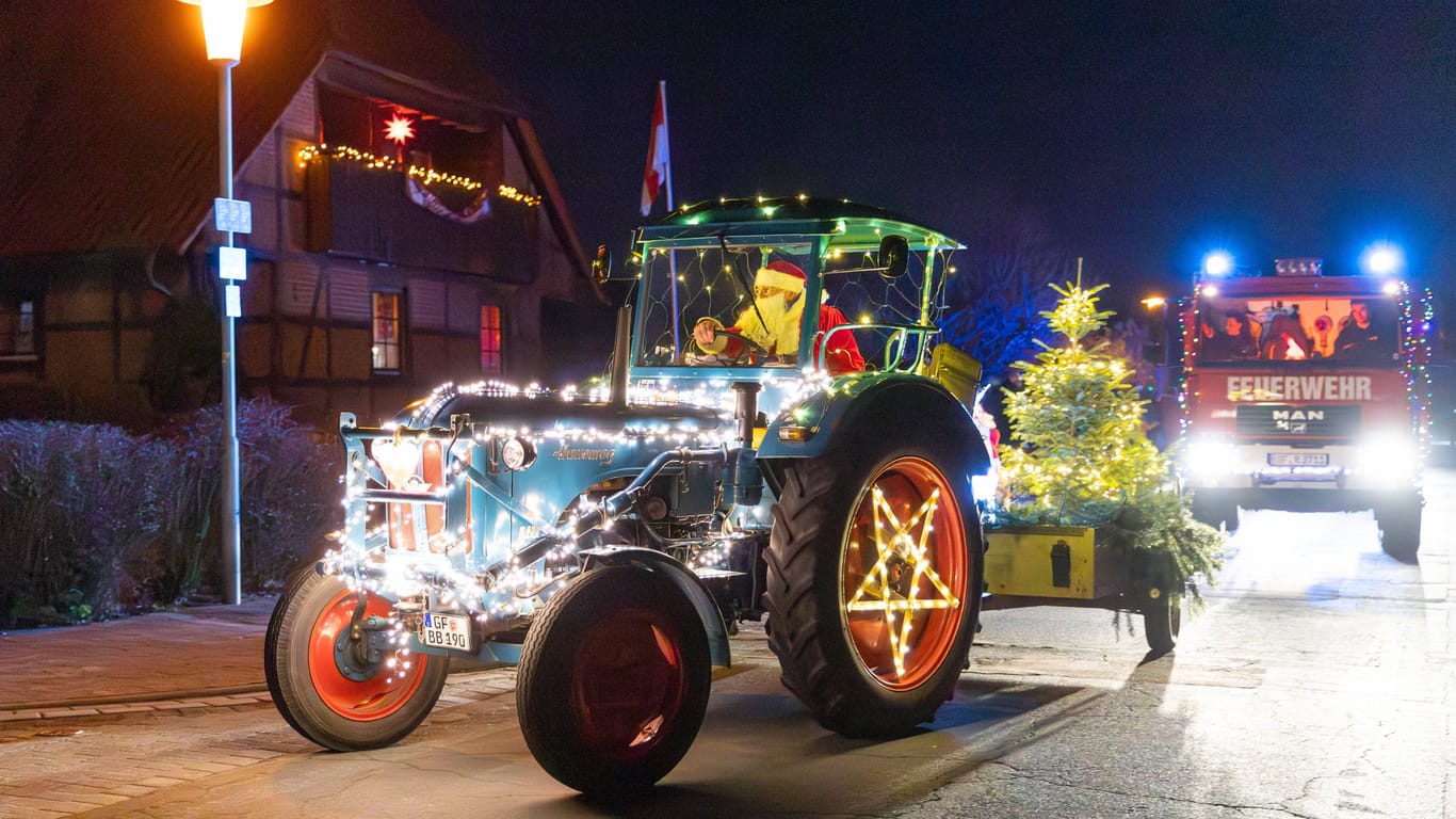 Lichterfahrt in Niedersachsen (Symbolbild): Traktoren fahren weihnachtlich geschmückt durch die Straßen – hier im Landkreis Gifhorn.