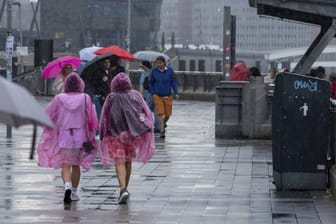 Spaziergänger bei Schlechtwetter. (Symbolfoto)