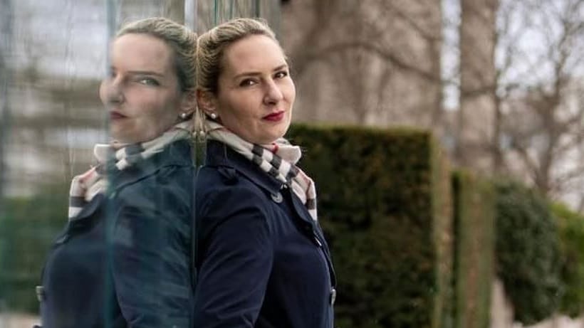 Eva-Marie Doerfler vor den Grundgesetz-Stelen am Reichstagsufer: 2020 trat sie in die AfD ein, 2023 wieder aus.