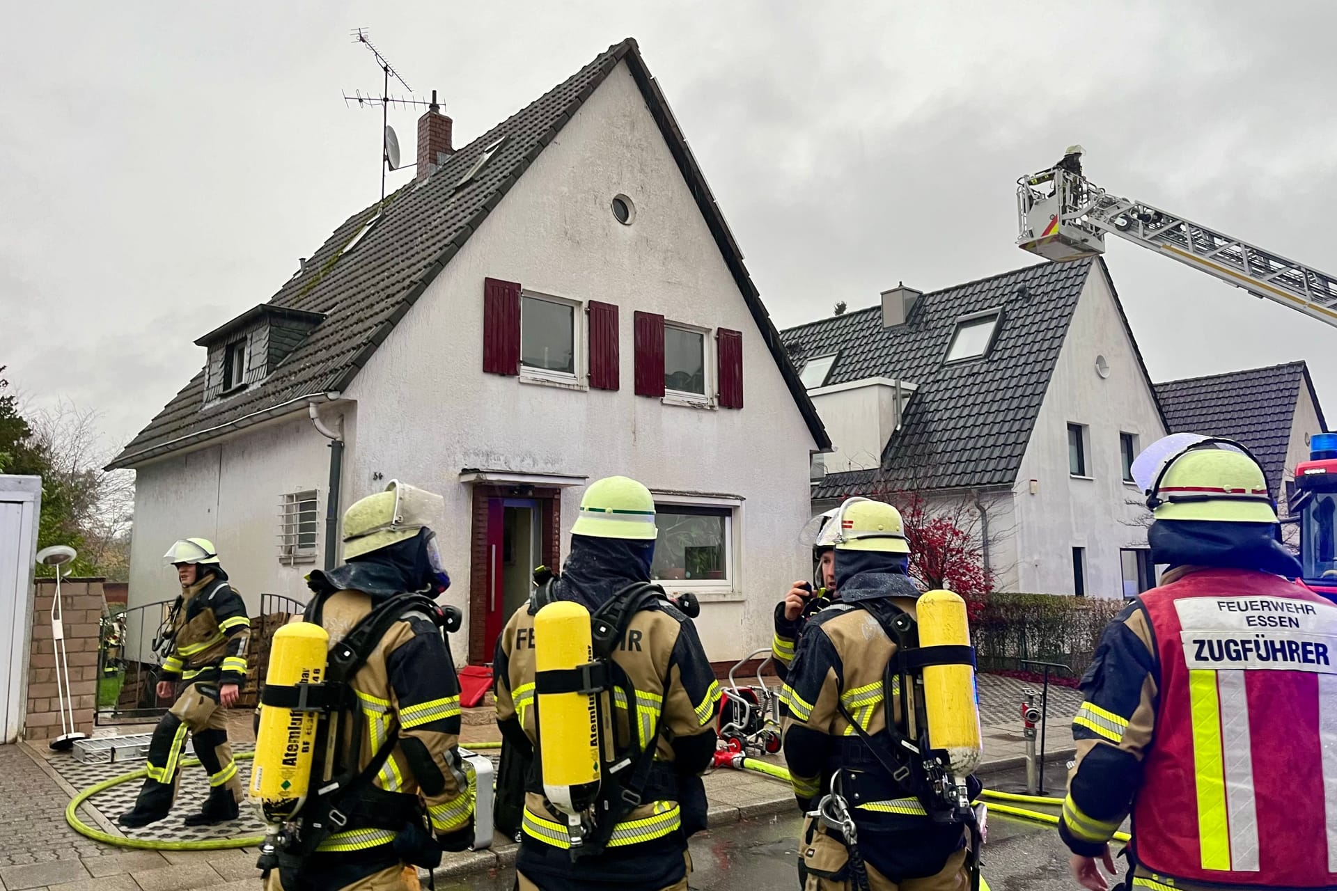 Die Feuerwehr rückte am Dienstagmorgen mit rund 35 Einsatzkräften zu einem Hausbrand in Essen-Stadtwald aus.