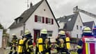 Die Feuerwehr rückte am Dienstagmorgen mit rund 35 Einsatzkräften zu einem Hausbrand in Essen-Stadtwald aus.