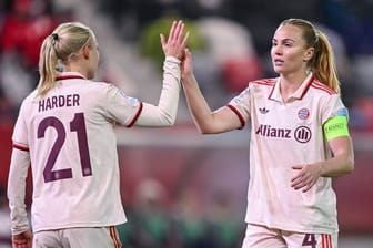 Münchens Pernille Harder (l.) und Glodis Perla Viggosdottir (r.) klatschen sich ab.