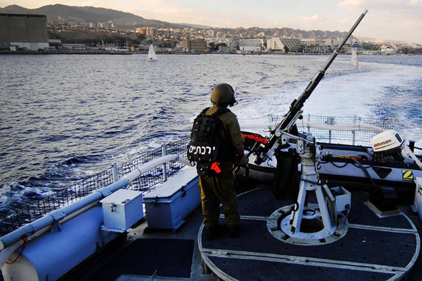 Ein Soldat der israelischen Marine auf einem Boot (Archivbild): Der Einsatz war der erste Bodeneinsatz so weit im Norden seit Beginn des Krieges.