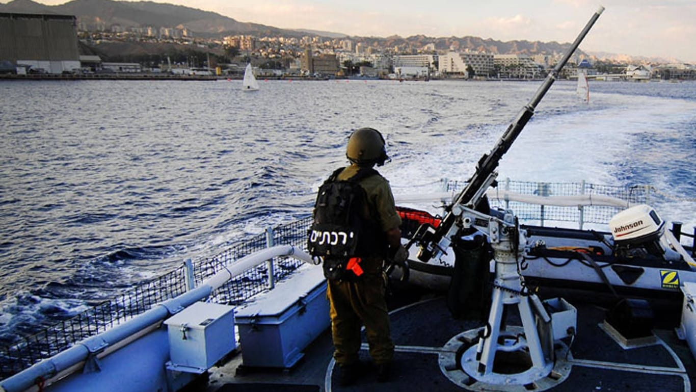 Ein Soldat der israelischen Marine auf einem Boot (Archivbild): Der Einsatz war der erste Bodeneinsatz so weit im Norden seit Beginn des Krieges.