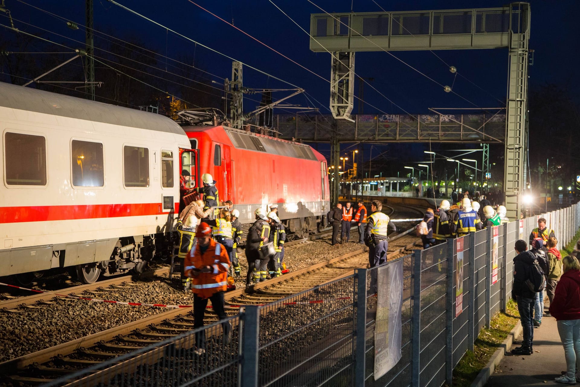 Arbeiten nach einem Oberleitungsschaden (Symbolbild): Der Bahnverkehr ist massiv beeinträchtigt.