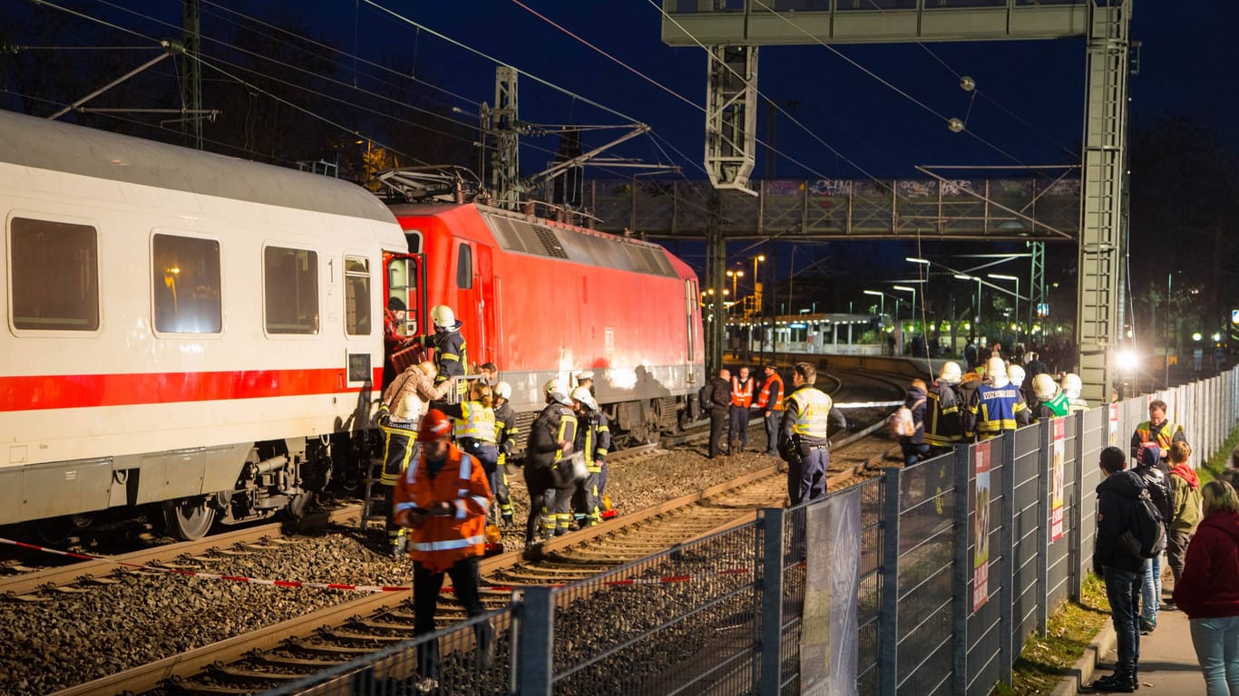 Arbeiten nach einem Oberleitungsschaden (Symbolbild): Der Bahnverkehr ist massiv beeinträchtigt.