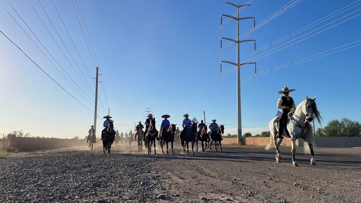 Die Latino "charros", was so viel wie Cowboys bedeutet, reiten zur Stimmabgabe in Phoenix, Arizona (Archivbild).