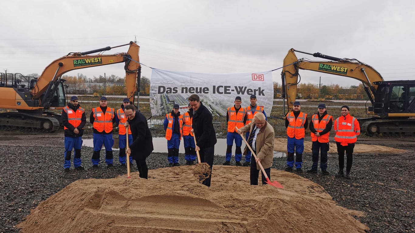 DB-Vorstand Michael Peterson, NRW-Chef Hendrik Wüst sowie Norbert Schilff, Bürgermeister der Stadt Dortmund, schippten symbolisch den ersten Sand der Baustelle.