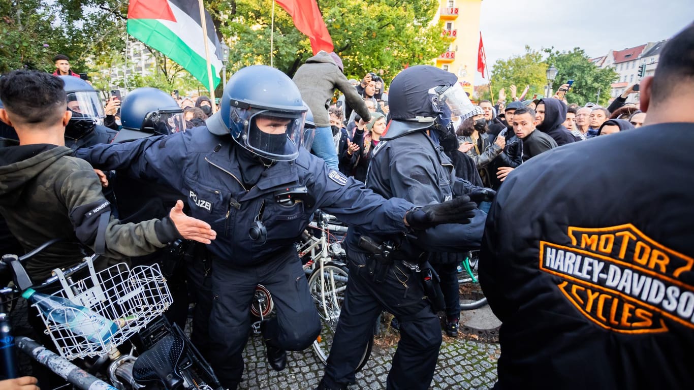 Auseinandersetzungen bei einer Pro-Palästina-Demo in Berlin (Symbolbild): Rainer Wendt nimmt en Senat in die Pflicht, die Beamten zu schützen.